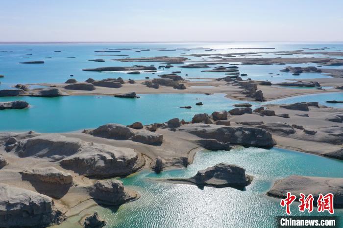 航拍青海大柴旦烏素特水上雅丹奇特景觀?！●R銘言 攝