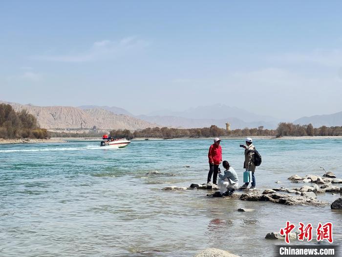 圖為游客在黃河岸畔游玩，并與黃河合影留念?！∑钤鲚?攝