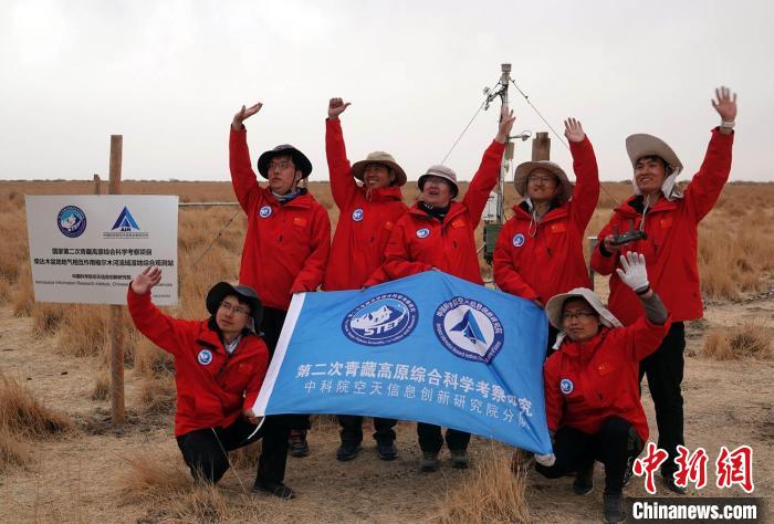 經過不懈努力，格爾木濕地站終于建成，第二次青藏科考中科院空天院分隊向航拍無人機揮手合影?！?lt;a target='_blank' href='/'><p  align=