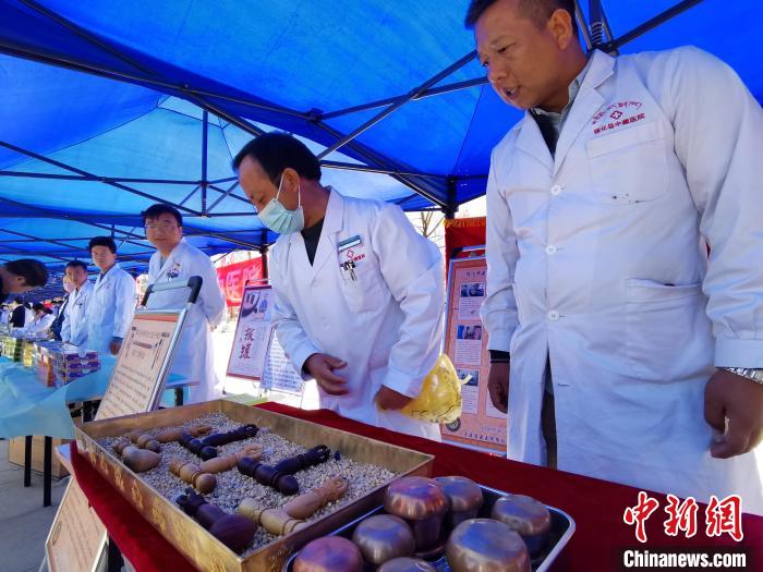 圖為青海省循化縣的國家級非遺項目尤闕療法的器械展示?！執砀?攝