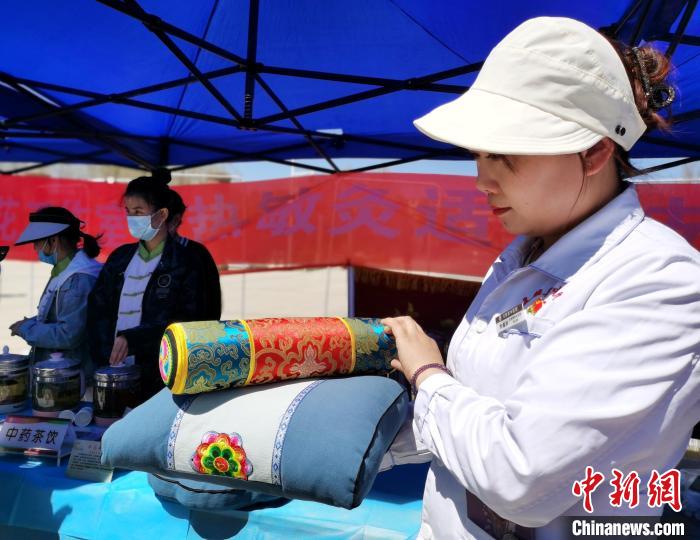 圖為青海省互助縣的中藥枕頭?！執砀?攝