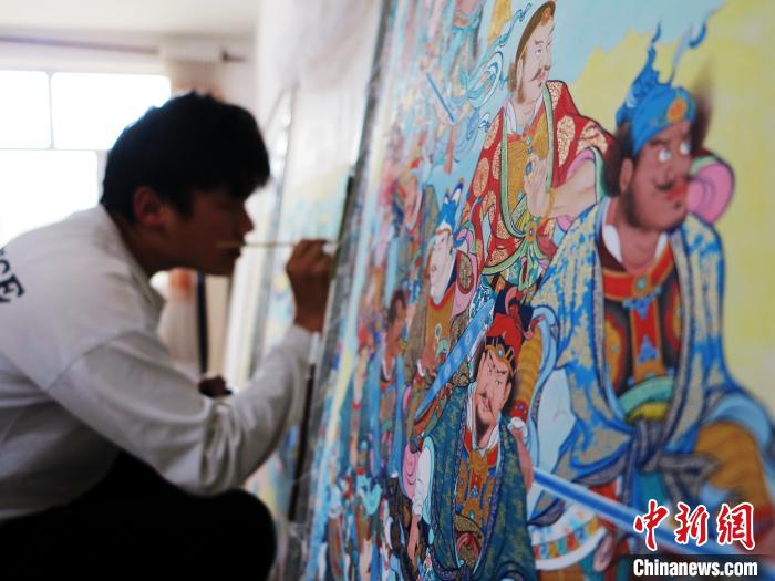 圖為熱貢龍樹畫苑內的學徒繪畫唐卡?！執砀?攝