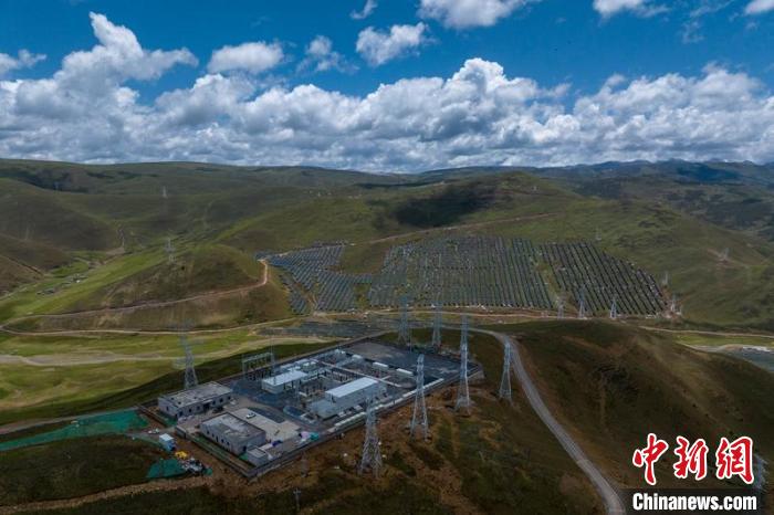 航拍建成投運的柯拉一期光伏電站升壓站?！⒅铱?攝