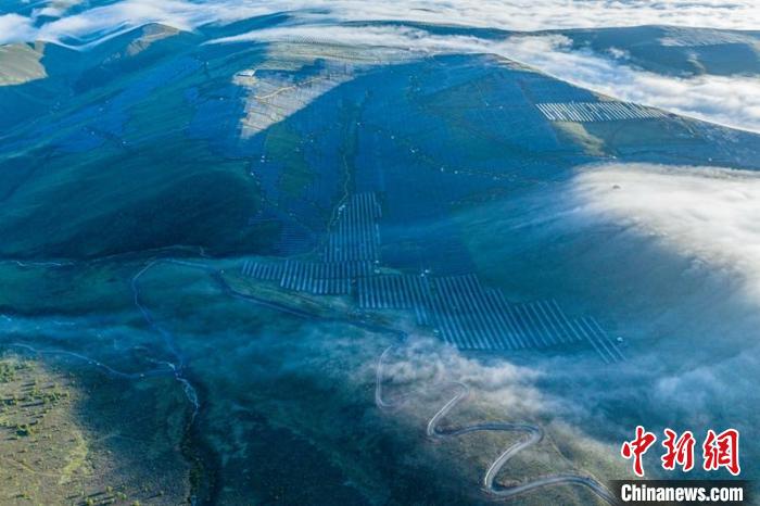 云霧下的柯拉一期光伏電站場一角?！⒅铱?攝
