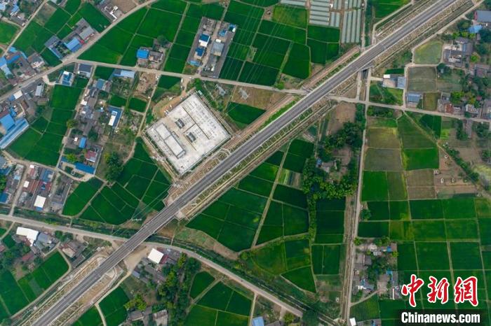 空中俯瞰綿竹牽引變電所和川青鐵路成黃段鐵路線?！⒅铱?攝