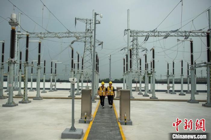 工作人員正在綿竹牽引變電所內巡查設備受電運行情況?！⒅铱?攝