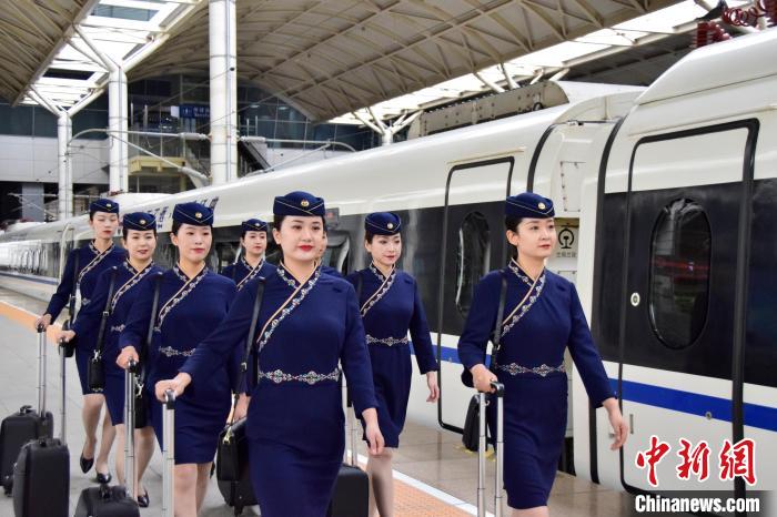 圖為青藏鐵路西格段“復興號”動車組乘務員新制服亮相?！|科力加 攝