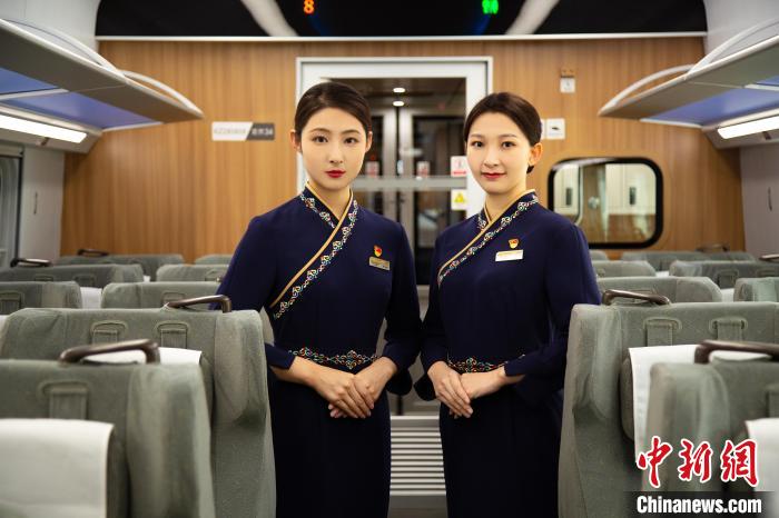 圖為整體色彩以“深藏青”為主調的西格段“復興號”動車組乘務員新制服?！±罾?攝