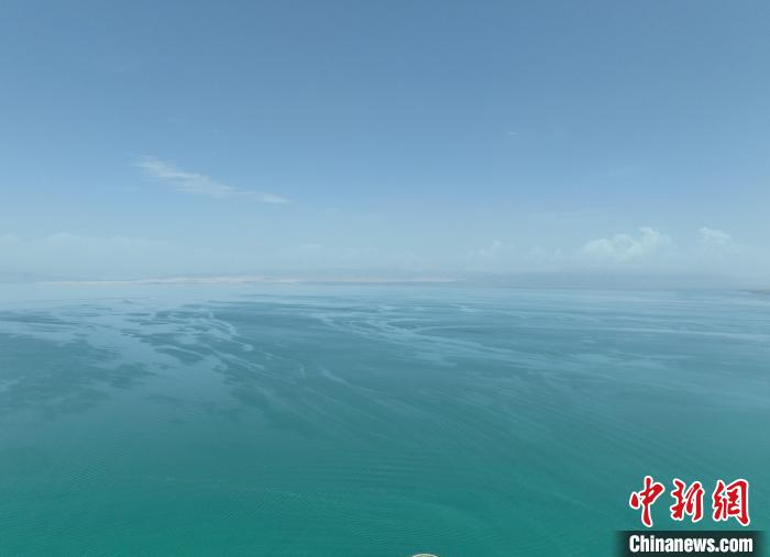 圖為航拍仲夏時節，青海湖水天一色?！∑钤鲚?攝