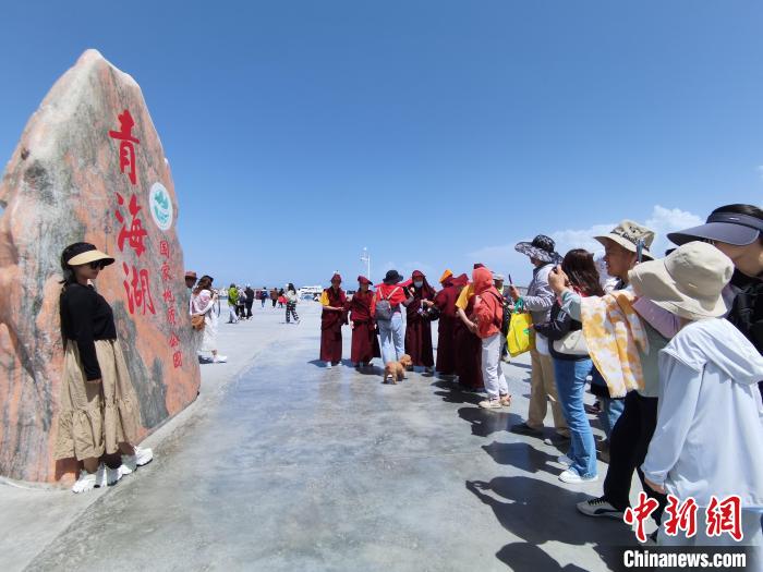 圖為航拍青海湖美景引游客拍照打卡?！∑钤鲚?攝