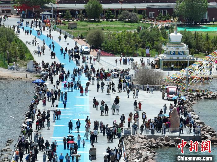 圖為航拍青海湖二郎劍景區游客眾多?！∑钤鲚?攝