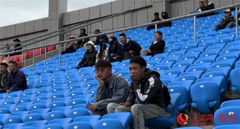 現場觀看“州超”的觀眾。人民網 劉沛然攝