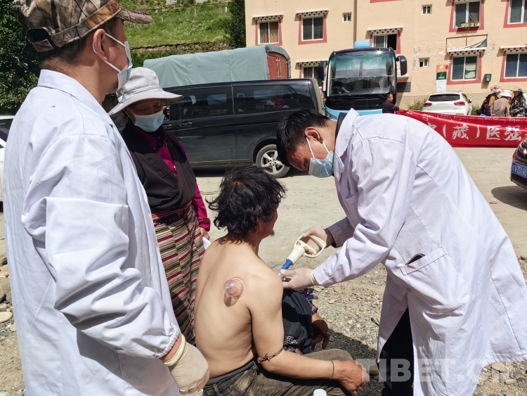 圖為醫生正在治療1.jpg