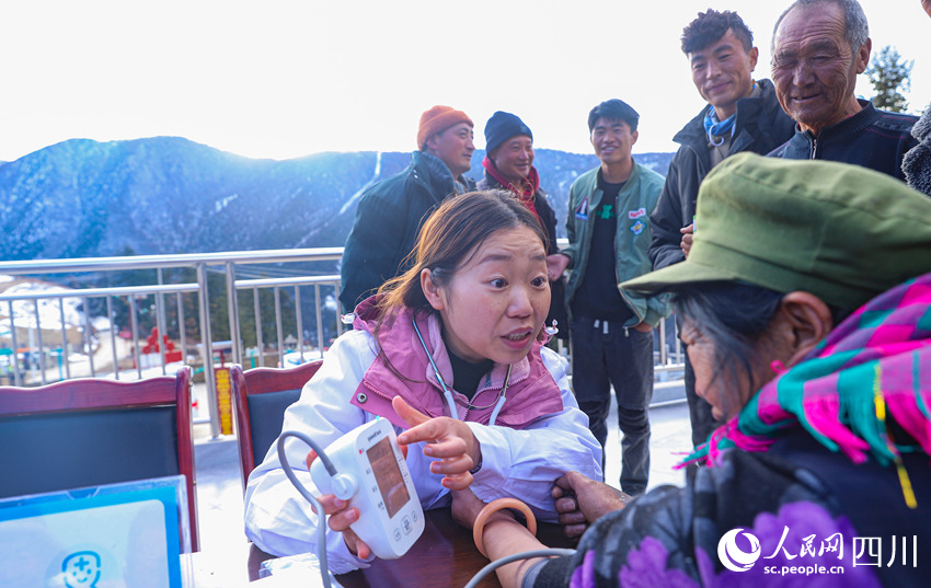 幫扶醫療小分隊成員為村民義診。劉學懿攝
