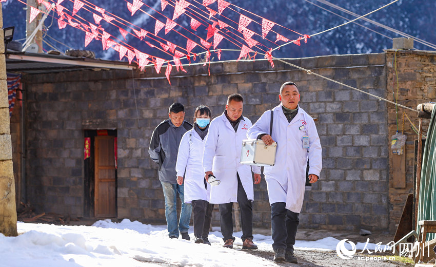 對口幫扶醫療小分隊行走在雪地里。劉學懿攝