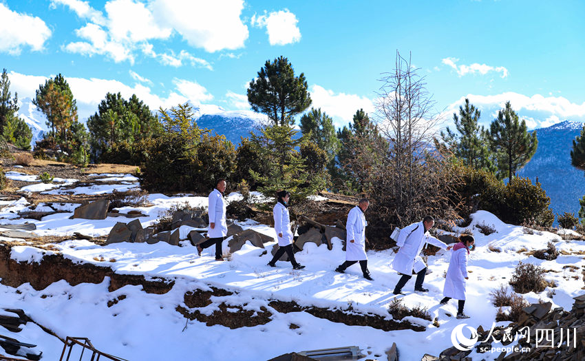 對口幫扶醫療小分隊行走在雪地里。劉學懿攝