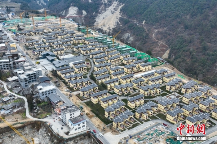 圖為2月1日，瀘定磨西鎮震后重建的安置小區。(無人機照片)<a target='_blank' href='/'><p  align=