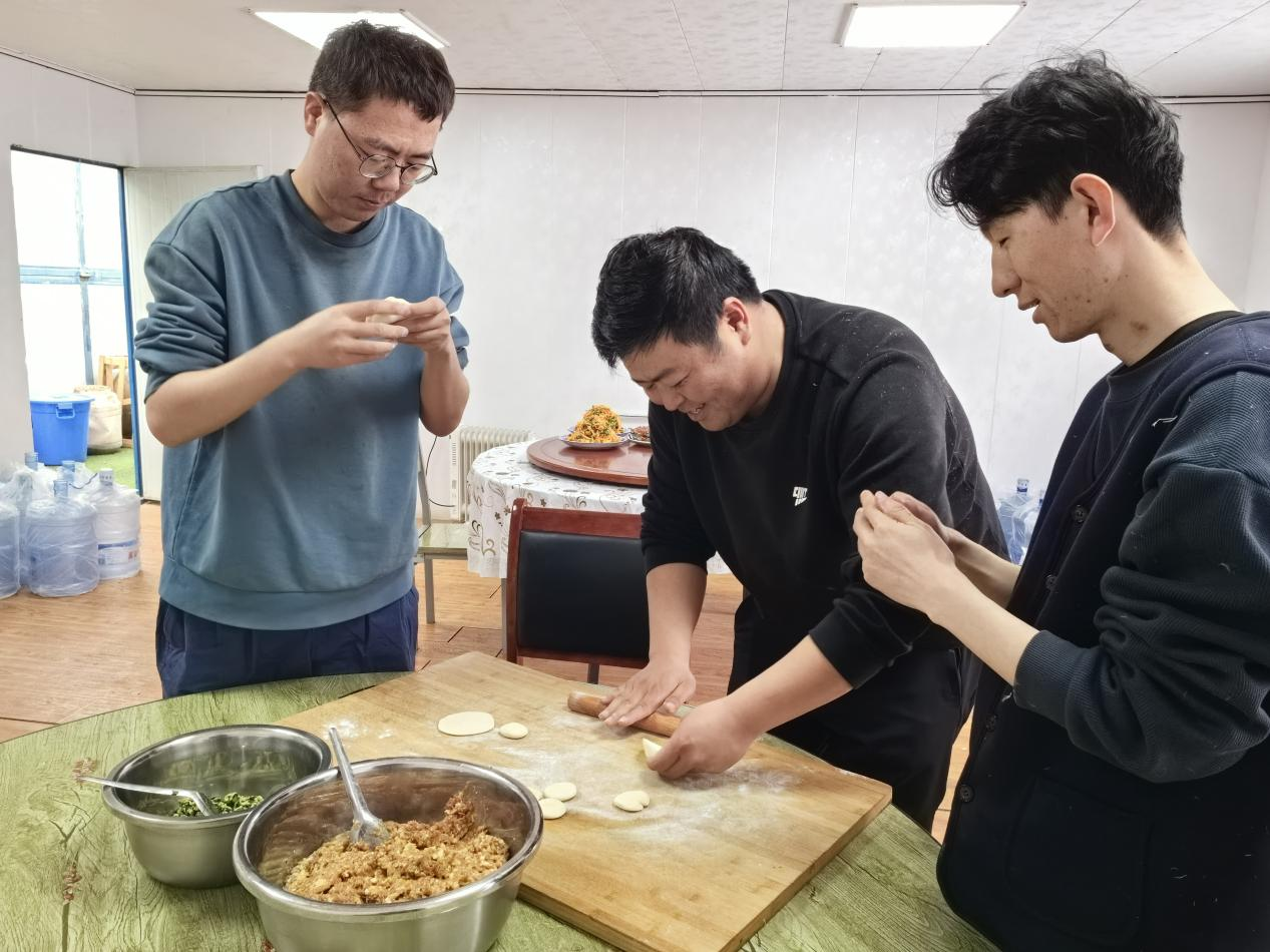 項目部里包餃子。王元明攝