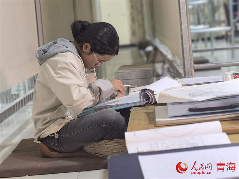 正在學習畫底稿的尕讓旺姆。人民網 陳明菊攝