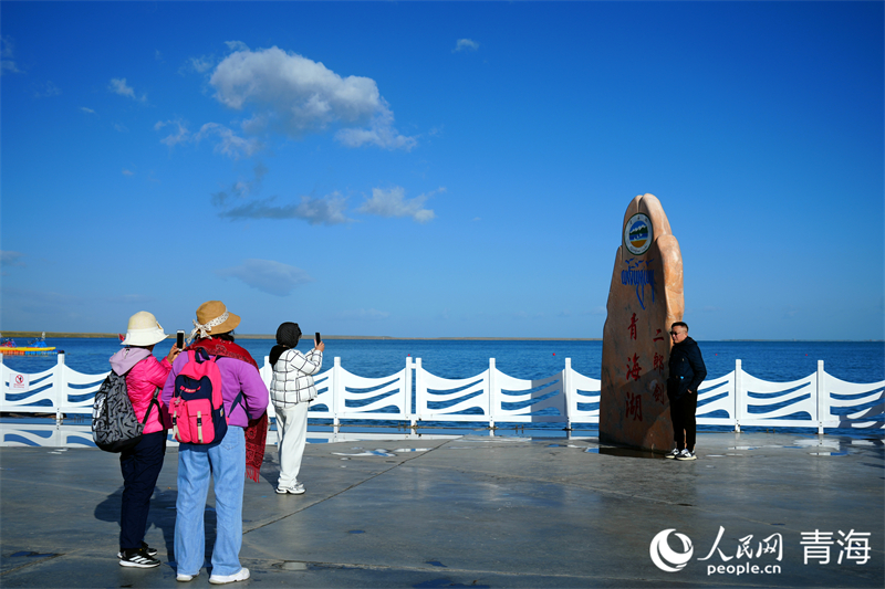 游客在青海湖二郎劍景區游玩。人民網 況玉攝