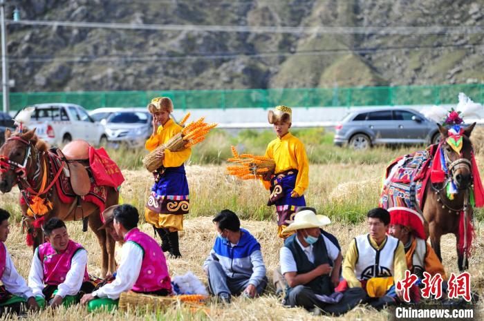 圖為等待登場的農牧民演員?！垈?攝