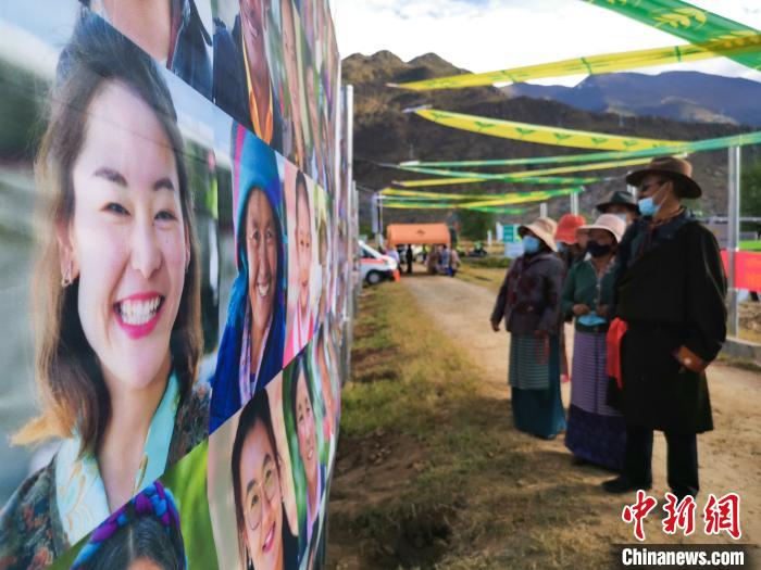 圖為當地民眾在觀看展板上的笑臉?！垈?攝