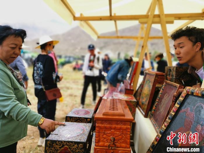 圖為拉薩市民在特色農畜產品展示展銷會上選購商品?！垈?攝