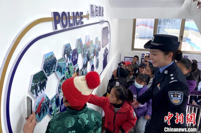 山南邊境管理支隊勒布邊境派出所舉行警營開放日活動，邀請駐地民眾進警營，了解民警工作生活?！∏f冀 攝