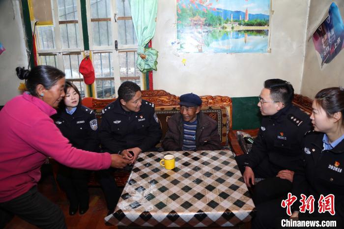 亞東出入境邊防檢查站民警走訪慰問轄區困難群眾?！堄陱?攝
