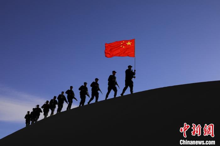 日喀則邊境管理支隊幾腳橋邊境檢查站民警在轄區開展巡邏工作?！↓埿▲P 攝