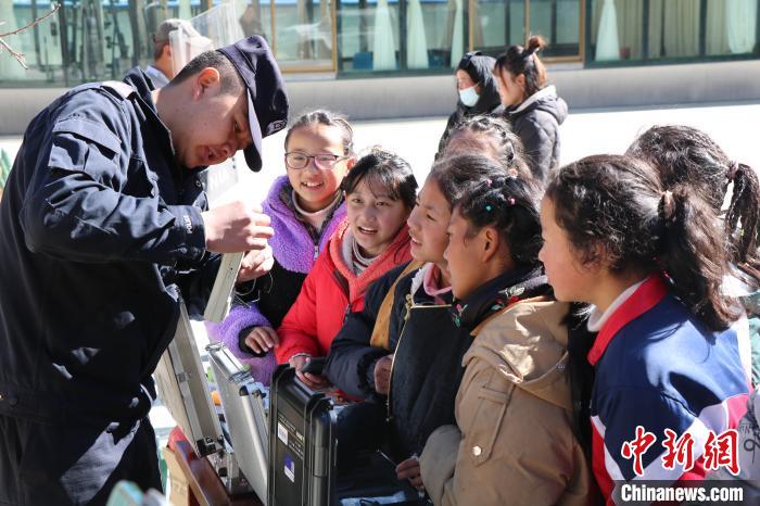 林芝邊境管理支隊里龍邊境派出所邀請里龍鄉小學師生和當地民眾進警營，了解民警工作生活?！〔苤谢?攝