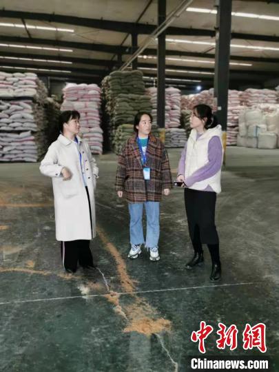 圖為次仁措姆(中)正在開展街道工作。<a target='_blank' ><p  align=