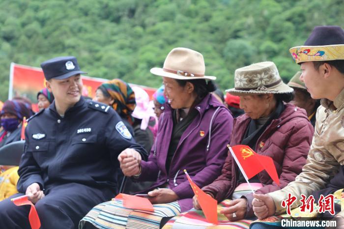 圖為李陽副所長(前排左一)與卓嘎、央宗姐妹共同參加愛國主義教育活動?！〉录?攝