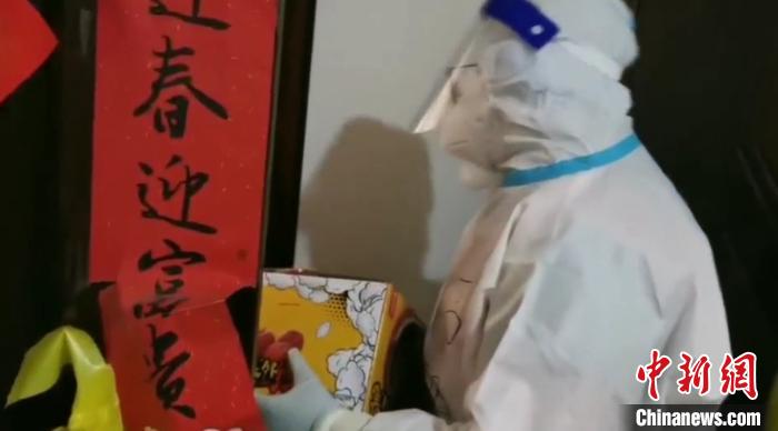 為封閉在家居民送快遞?！¤F西區委宣傳部 攝