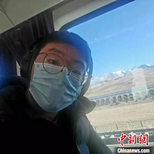1月8日在西藏那曲開往拉薩火車上?！∈茉L者供圖 攝