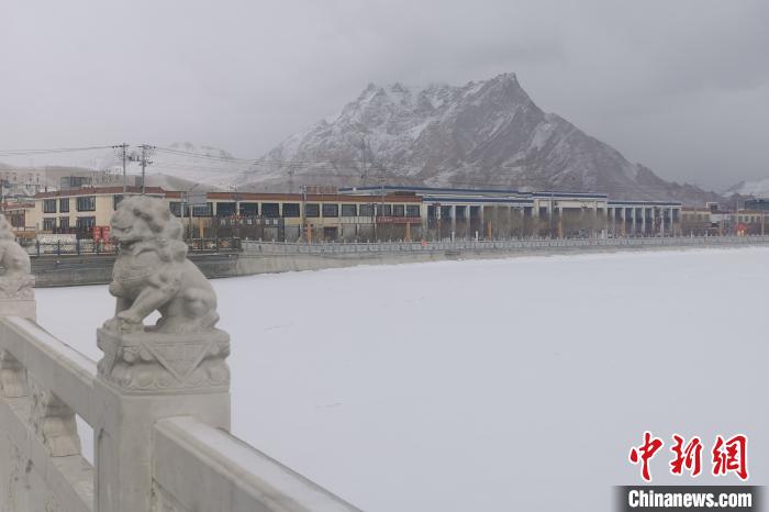 圖為2月5日傍晚時分的西藏阿里獅泉河鎮雪景?！⊥跏啦?攝