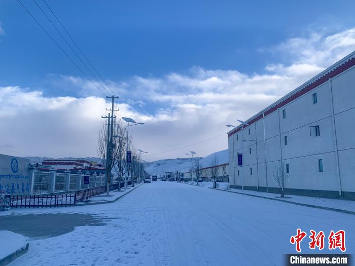 圖為西藏札達縣街道被積雪覆蓋?！娋?攝