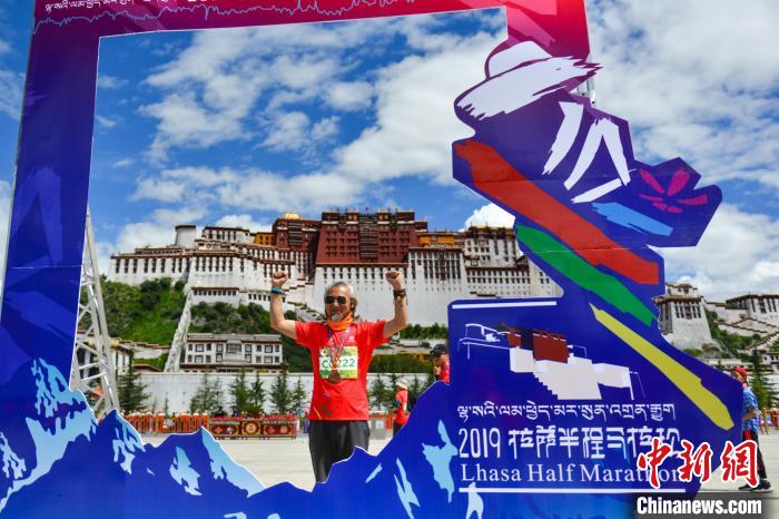資料圖為2019年8月18日，拉薩舉行半程馬拉松賽?！〗w波 攝