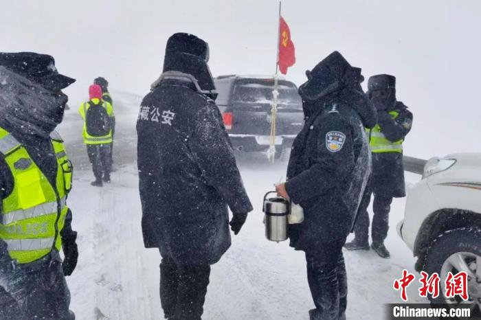 強降雪后，西藏安多縣警方在國道109線唐古拉山段開展除雪保通工作?！“捕嗫h公安局 供圖 攝