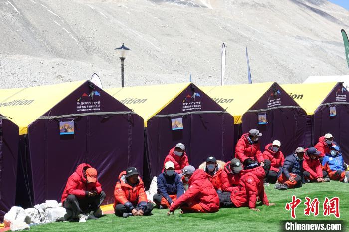 5月9日，登山隊員在珠峰北坡登山大本營歇息?！∪轿木?攝