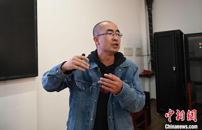 圖為西藏大學教授寧長春授課宣講。