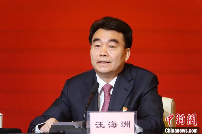 汪海洲在發布會上介紹西藏自治區黨史學習教育開展情況?！∪轿木?攝