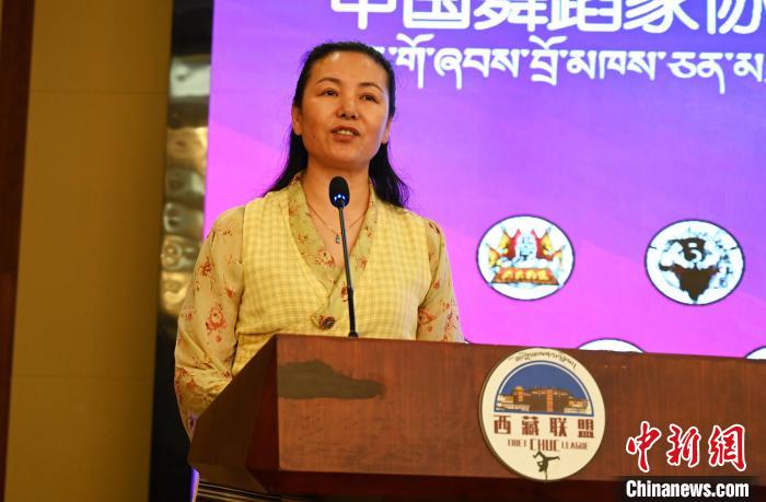 圖為西藏自治區舞蹈家協會主席達娃拉姆致辭?！≮w朗 攝