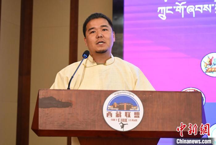 圖為西藏街舞聯盟常務副主任朗卡旺青致辭?！≮w朗 攝