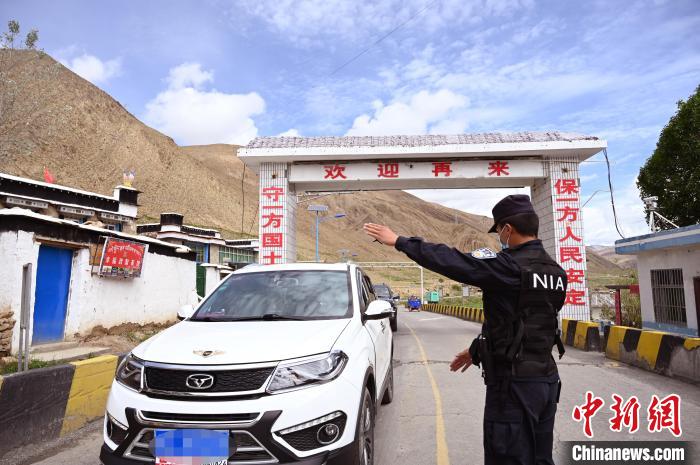 圖為移民管理警察示意司機停車接受檢查?！≮w朗 攝