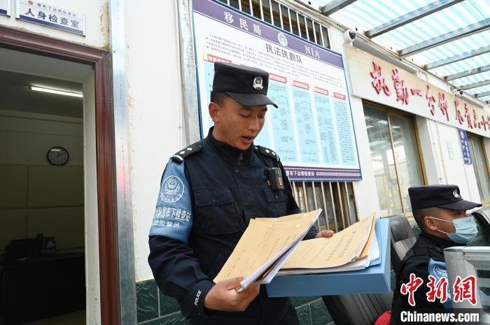 圖為洛桑朗嘎向記者展示卷宗?！≮w朗 攝