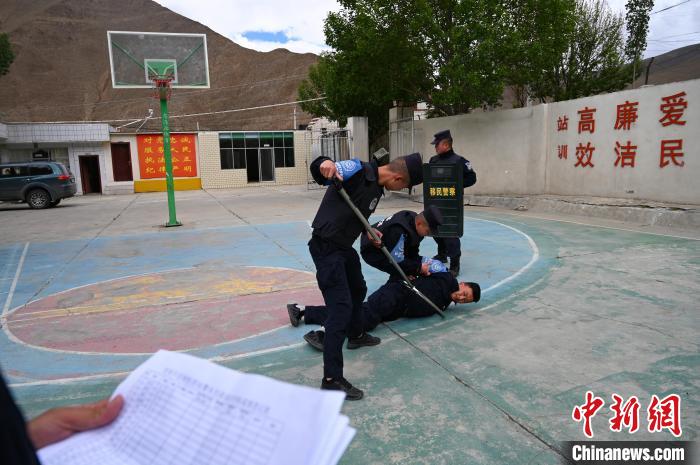 圖為移民管理警察進行警務技能考核?！≮w朗 攝