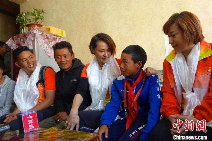 圖為世界冠軍在拉薩進行家訪，與青少年運動員聊天?！∪轿木?攝
