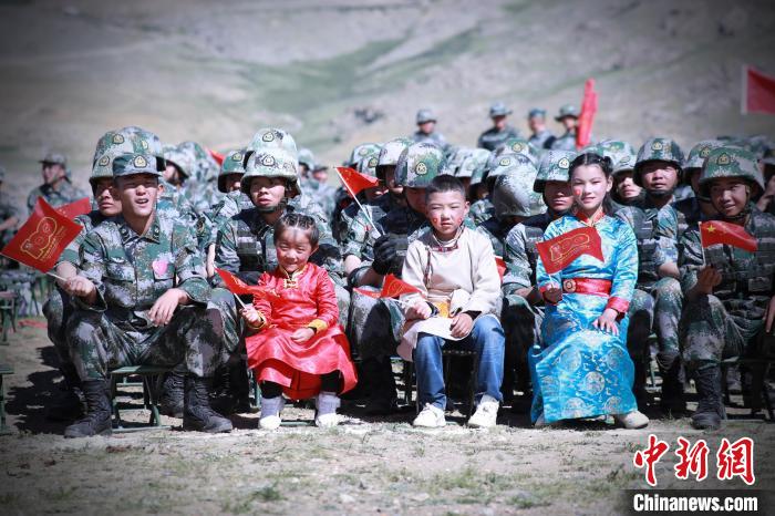 圖為駐地小朋友參加此次活動?！?普布扎西 攝