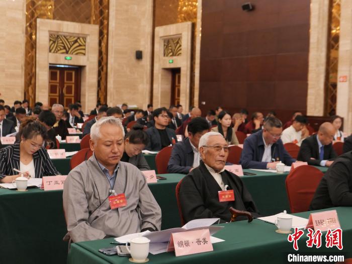 圖為西藏自治區各族各界慶祝中國共產黨成立100周年座談會現場?！≈x牧 攝
